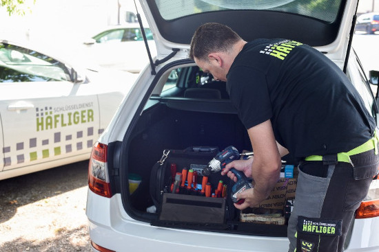 Ein Techniker des Schlüsseldienst Häfliger AG bei der Arbeit